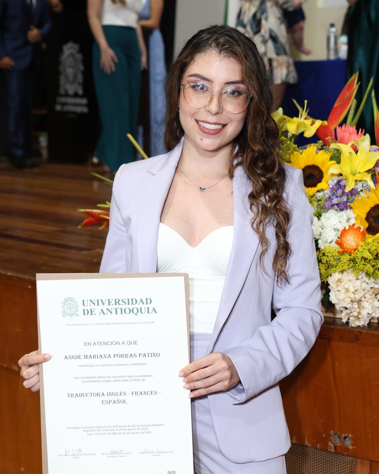 Mariana Porras, traductora oficial certificada inglés–español, en su grado de la Universidad de Antioquia